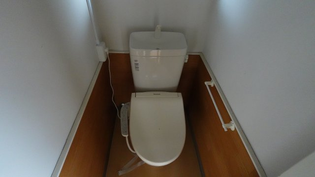 コーポ福島のトイレ|落ち着いた色調のトイレです