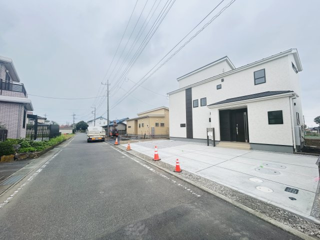 新築　前橋市粕川町女渕第1　1号棟の前面道路含む現地写真|現地写真　北側接道幅員約5.6ｍ
