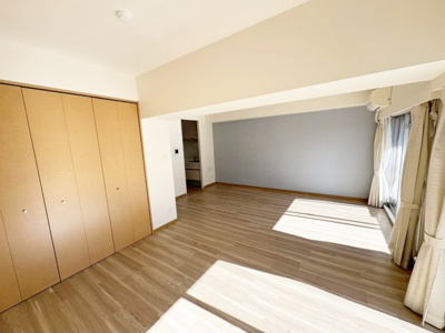 【居間・リビング】 | グランドシーズ住之江 | 全居室収納付きでお部屋の空間を有効にお使いいただけます！