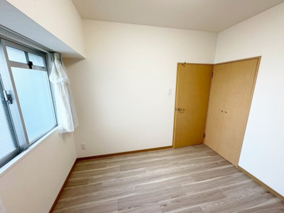 【洋室】 | グランドシーズ住之江 | 現地見学当日から承っております♪現地周辺の環境や、駅までの道お家探しを始めてみようと思われたら是非【イエストア】までお気軽にご相談下さいませ♪