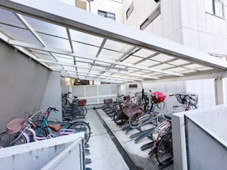 【駐輪場】 | グランドシーズ住之江 | 駐輪場に屋根があるので、雨の日に自転車が濡れにくく嬉しいですね！