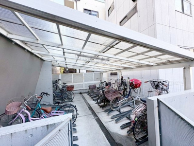 【駐輪場】 | グランドシーズ住之江 | 駐輪場に屋根があるので、雨の日に自転車が濡れにくく嬉しいですね！