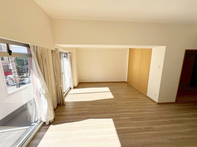 【居間・リビング】 | グランドシーズ住之江 | 2018年改装済み！システムキッチン、ユニットバス、洗面所、クロス全面張替、床フロアタイル！