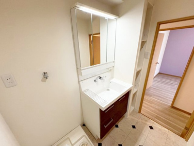 【独立洗面台】 | グランドシーズ住之江 | ゆとりのある洗面室ですよ！朝の身支度もスムーズにできますね！
