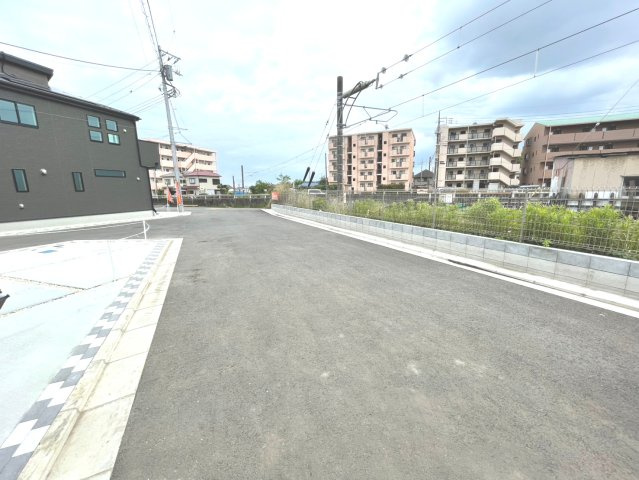 昭島市宮沢町８期　全７棟　２号棟の前面道路含む現地写真