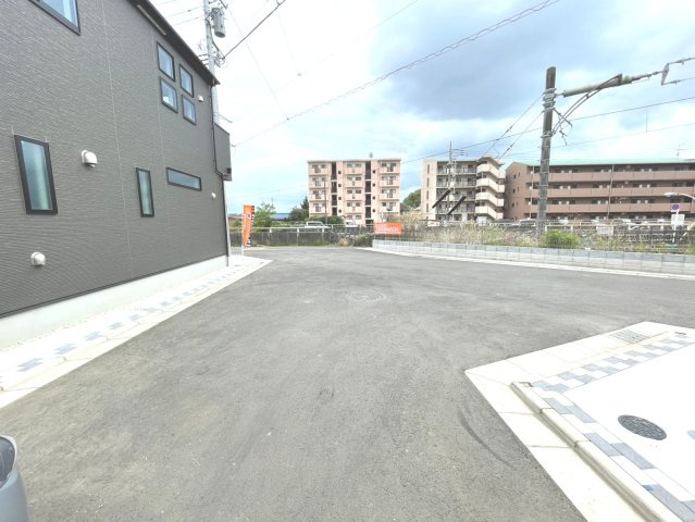 昭島市宮沢町８期　全７棟　４号棟の前面道路含む現地写真