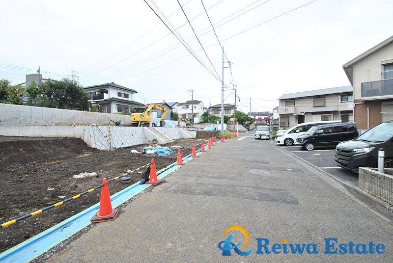 売地　藤沢市大庭の前面道路含む現地写真