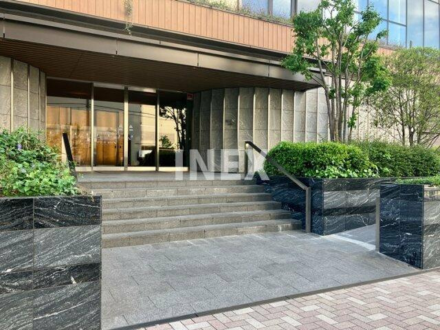 横浜市西区北幸２丁目の賃貸マンションのエントランス