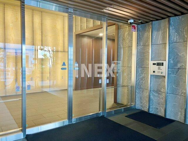 横浜市西区北幸２丁目の賃貸マンションのエントランス