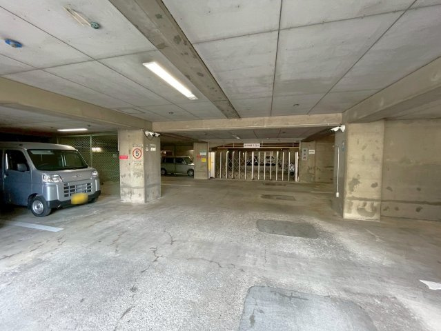 京阪「藤ノ森」駅徒歩２分◆フルリノベ済みの最上階南西向き２ＬＤＫ住戸◆ローズマンション藤ノ森B棟の駐車場|駐車場