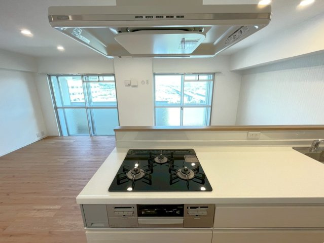 京阪「藤ノ森」駅徒歩２分◆フルリノベ済みの最上階南西向き２ＬＤＫ住戸◆ローズマンション藤ノ森B棟のキッチン|３口ガスコンロ