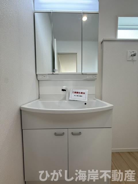 茅ヶ崎市中島　新築戸建　全２棟の独立洗面台|三面鏡化粧台