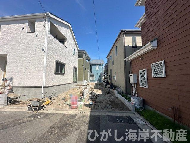 茅ヶ崎市中島　新築戸建　全２棟の前面道路含む現地写真|5月2日撮影　建築中　現地外観