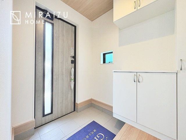 【玄関】 | 永く住むからこそシンプルで飽きのこないデザインに。ただいま、おかえりの温かな声が聞こえる玄関。