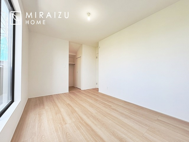 【洋室】 | 暮らしやすさを考えたプランで快適な現地ロケーションを実現。安らぎに満たされる、ゆとりのある日々を過ごせます♪