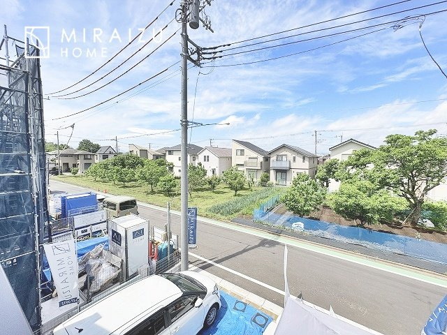 【前面道路含む現地写真】 | プライバシー性と開放感を高める住環境。陽当たりの良い開かれたロケーションを活かし、心地よい暮らしをプランニング