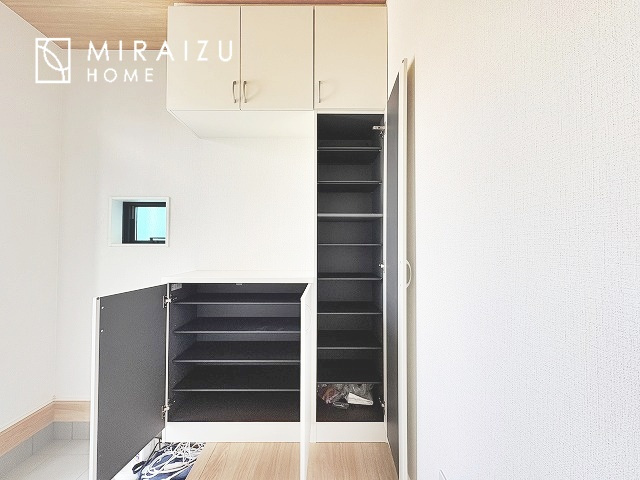 【玄関】 | 建物完成につき、実際のお部屋をごゆっくりご見学いただけます。お休みの日にご家族で見学はいかがでしょう。