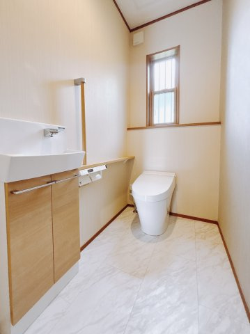 【中古戸建】熊谷市上之のトイレ|■トイレ｜1階と2階にトイレがございます。トイレには窓がついていますので常に換気をすることができ清潔を保てます♪