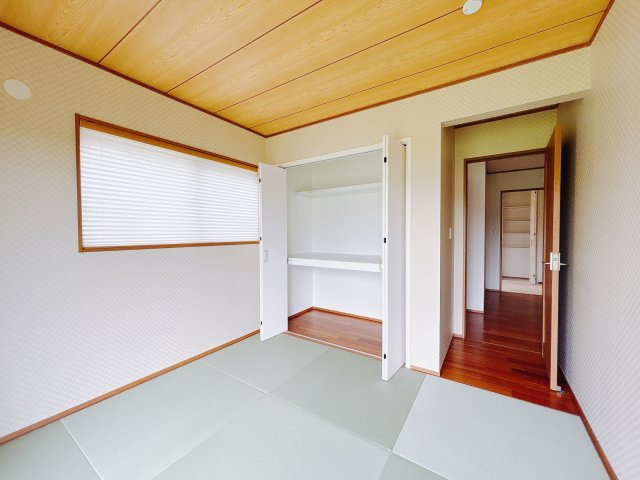 【中古戸建】熊谷市上之の和室|■和室｜フローリングでは感じることのできない圧倒的な寛ぎやすさを実感してください。独立しているので周りを気にせず寝そべることもできますね♪
