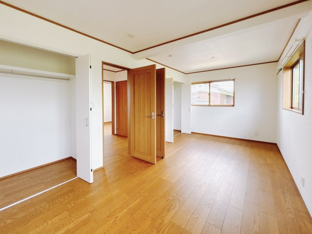 【中古戸建】熊谷市上之の洋室|■洋室｜間仕切り壁を設置しを部屋を分けることが可能です。お子様が成長した時などに嬉しいですね♪