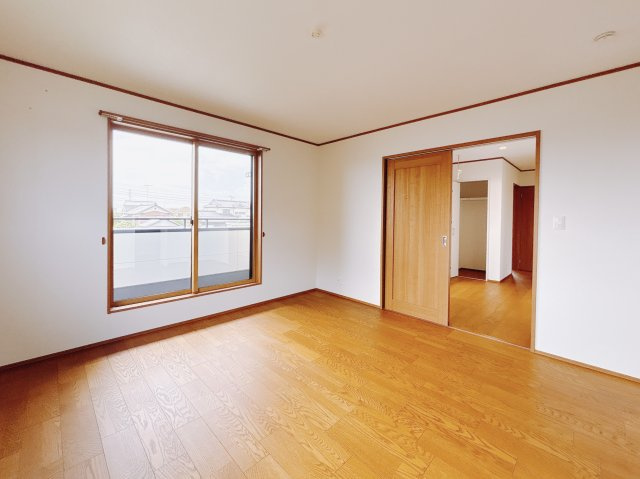 【中古戸建】熊谷市上之の洋室|■洋室｜ナチュラルカラーの床です。模様替えなどとても楽しく工夫できます♪陽当たり、風通しもとても良いので毎日快適な生活スタートです！