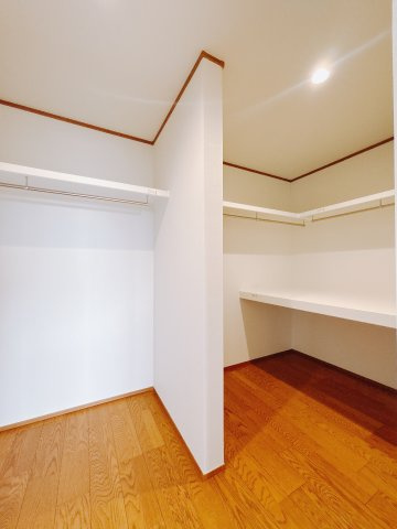 【中古戸建】熊谷市上之の収納|■WIC｜お洋服はもちろん、使う頻度の少ない家具や小物・場所を取りがちな旅行用のスーツケースなどもしまえます。また、厚手のコートをしまっても充分な広さを堪能できるプランです♪