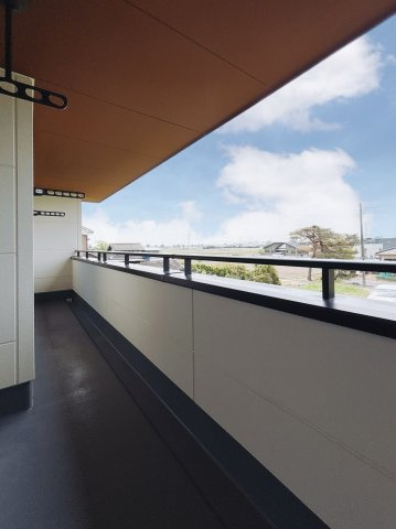 【中古戸建】熊谷市上之のバルコニー|■バルコニー｜あたたかな陽のひかりを浴びることのできるバルコニー。お洗濯物やお布団を干せば、家族みんなが気持ちよく暮らすことができます(*^^*)
