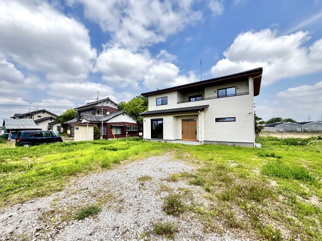 【中古戸建】熊谷市上之の外観|■外観｜284坪の敷地は駐車スペースや倉庫、趣味の作業スペースなど、将来的な使い方の選択肢が広がる余裕のある敷地となっています。