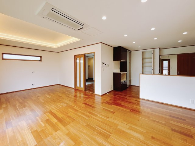 【中古戸建】熊谷市上之の居間・リビング|■リビング｜こちらのプランは必ずリビングに皆が顔を合わせる仕様になっていますので、家族とのコミュニケーションがとりやすく絆が深まります。