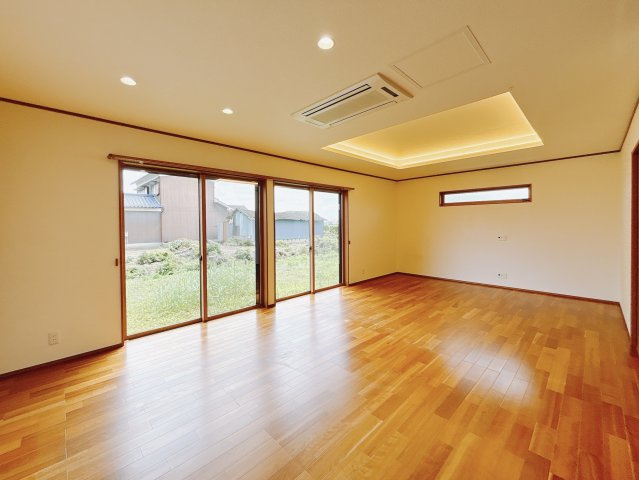 【中古戸建】熊谷市上之の居間・リビング|■リビング｜窓から射し込む陽射しが縦横に広がり、あたたかな空間が形づくられています。ここはご家族の笑顔集まる憩いの空間です( ＾＾ )