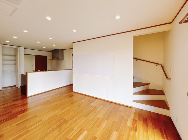 【中古戸建】熊谷市上之の居間・リビング|■リビング階段｜「いってらっしゃい」「ただいま」と顔を見ながら言えるリビング階段は家族のコミュニケーションをサポートするだけでなく、出入りが分かりやすいので防犯の面でも安心です♪