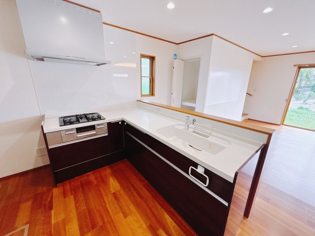 【中古戸建】熊谷市上之のキッチン|■キッチン｜お料理をしながら会話も弾むカウンターキッチン。出来上がったお料理をカウンター越しからお子様に運んでもらったりと、お手伝いも楽しくしてもらえることができます♪