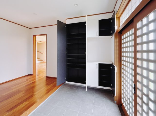 【中古戸建】熊谷市上之の玄関|■玄関｜太陽の光をたっぷり採り込む南玄関☆ご家族の靴がたくさんしまえる下駄箱付き。お子様の靴がこれから増えても安心な大きさです。