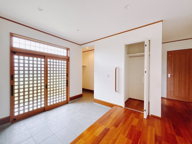 【中古戸建】熊谷市上之の玄関|■玄関｜シューズインクロークには折りたたみ自転車やゴルフバッグ、ベビーカーを置くのに最適な場所となっています。DIYで作った棚を置いたり植物を飾ったり…おしゃれにアレンジしてください♪