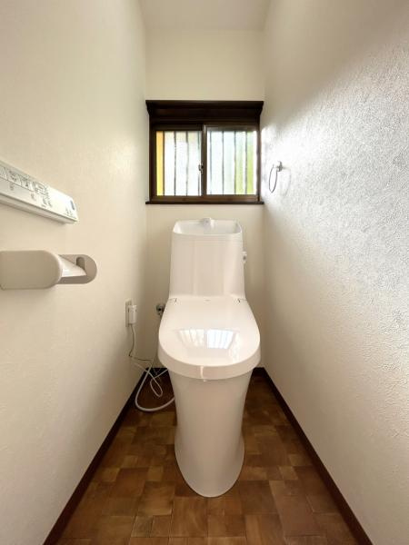 【自然豊かな住まい】高知市仁井田　中古一戸建てのトイレ|窓付きで換気も良好。清潔感のある温水洗浄便座付きトイレに刷新。