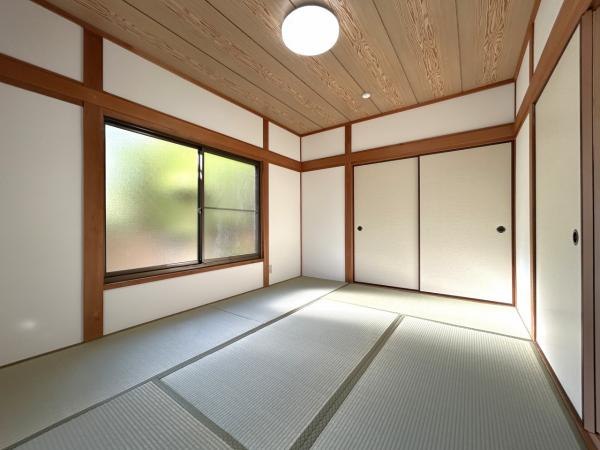 【自然豊かな住まい】高知市仁井田　中古一戸建ての和室|1階和室。畳表替え・クロス張替え・ふすま交換済み。心地よい寛ぎの空間♪