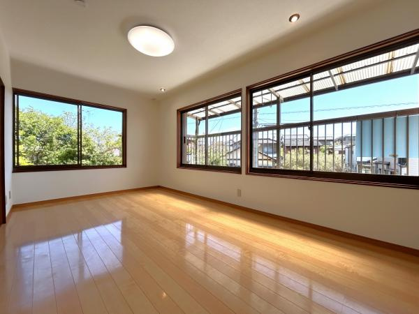 【自然豊かな住まい】高知市仁井田　中古一戸建ての洋室|2階南側洋室。南向きの大きな窓から陽光が降り注ぐ、清潔感のある洋室。