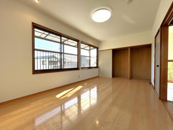 【自然豊かな住まい】高知市仁井田　中古一戸建ての洋室|2階南側洋室。陽当たり良好で明るく、収納スペース完備！