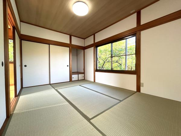 【自然豊かな住まい】高知市仁井田　中古一戸建ての和室|多目的に使える落ち着いた2階和室。