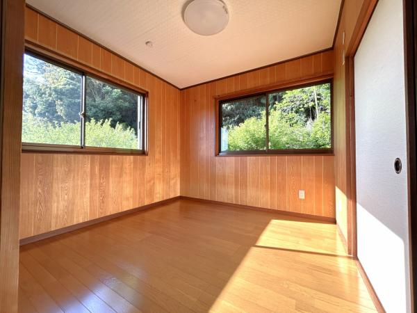 【自然豊かな住まい】高知市仁井田　中古一戸建ての洋室|2階北側洋室。木の温もりを感じる陽だまりの空間。窓からの景色を眺めながらゆったりとした時間を♪
