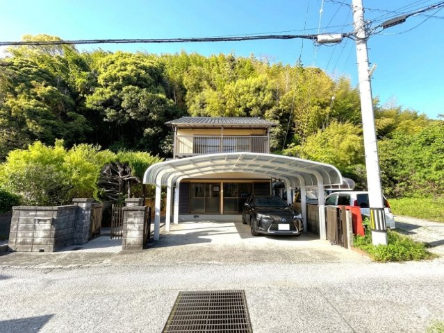 【自然豊かな住まい】高知市仁井田　中古一戸建ての外観|陽光あふれる開放的な邸宅。前面棟なし、リフォーム済で安心の住まい(^O^)