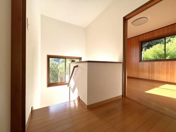 【自然豊かな住まい】高知市仁井田　中古一戸建てのその他|クロス張替えで明るく一新！ 窓から光が差し込む、開放的な2階ホール空間。