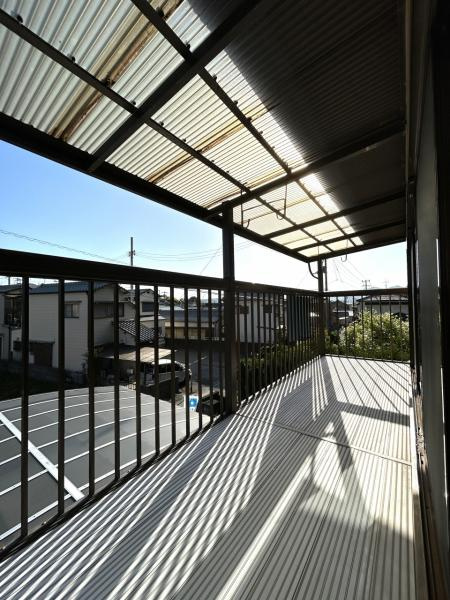 【自然豊かな住まい】高知市仁井田　中古一戸建てのバルコニー|屋根付きで雨の日も安心。洗濯物をたっぷり干せる、奥行きのある広々したベランダ♪