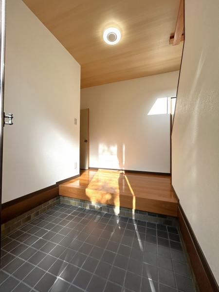 【自然豊かな住まい】高知市仁井田　中古一戸建ての玄関|光が差し込む明るい玄関ホール。 家族やゲストを温かく迎え入れる清潔感のある空間。