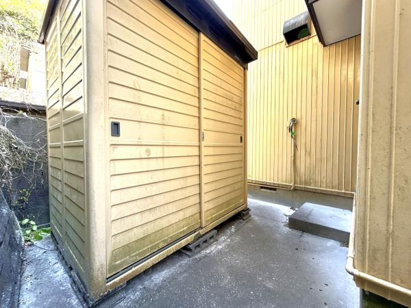 【自然豊かな住まい】高知市仁井田　中古一戸建ての収納|現地北側に便利な物置完備！工具やアウトドア用品、季節物の収納に重宝します。