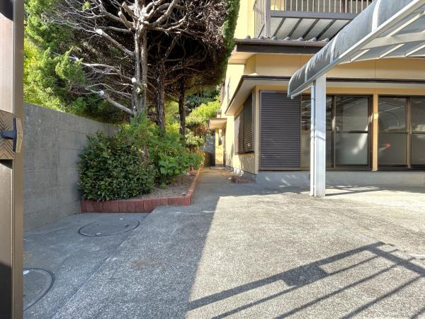 【自然豊かな住まい】高知市仁井田　中古一戸建ての庭|ガーデニングも楽しめる南庭スペース。日当たりが良く、家庭菜園や趣味の場所としても最適です。