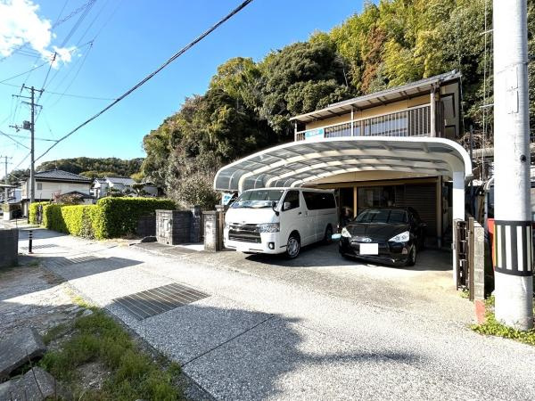【自然豊かな住まい】高知市仁井田　中古一戸建ての前面道路含む現地写真|普通車2台並列駐車可能！間口約6mのゆとりあるカースペース。