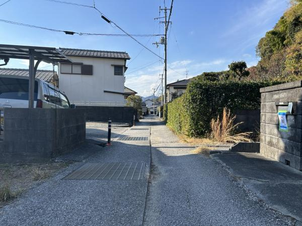 【自然豊かな住まい】高知市仁井田　中古一戸建ての前面道路含む現地写真|高知市道に認定された安心の前面道路。 落ち着いた周辺環境でのびのび暮らせます。