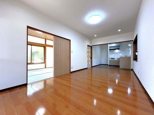 【自然豊かな住まい】高知市仁井田　中古一戸建ての居間・リビング|木の温もりを感じる広々リビング。リフォーム済みの清潔感あふれる住空間。