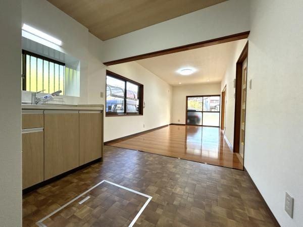 【自然豊かな住まい】高知市仁井田　中古一戸建ての居間・リビング|キッチンから見渡せる広々LDK。 家族の会話が弾む、一体感のある住空間です♪